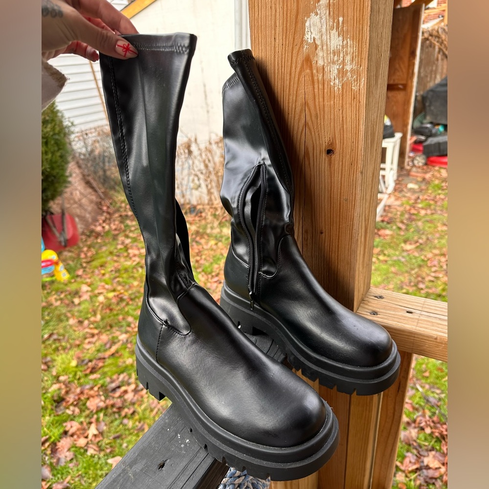 Black fitted boots